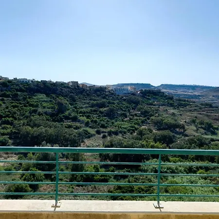 בית הארחה Paradise Gardens 2*